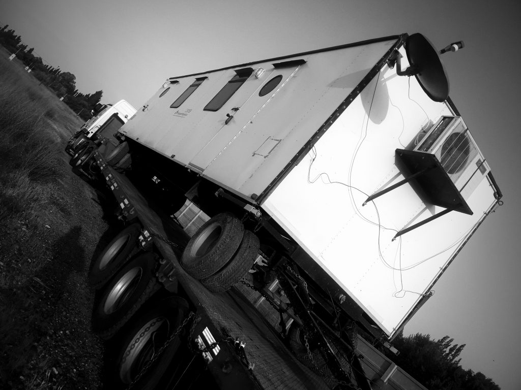Trailer_Exterior_Montaje_PP_BN